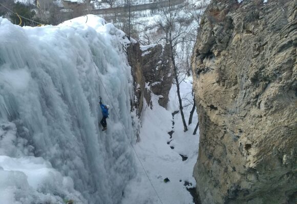 Yoga et cascade de glace